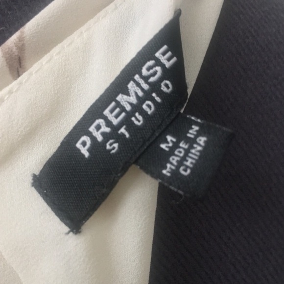 Sleeveless Floral Blouse by Premise Studio - Picture 10 of 10